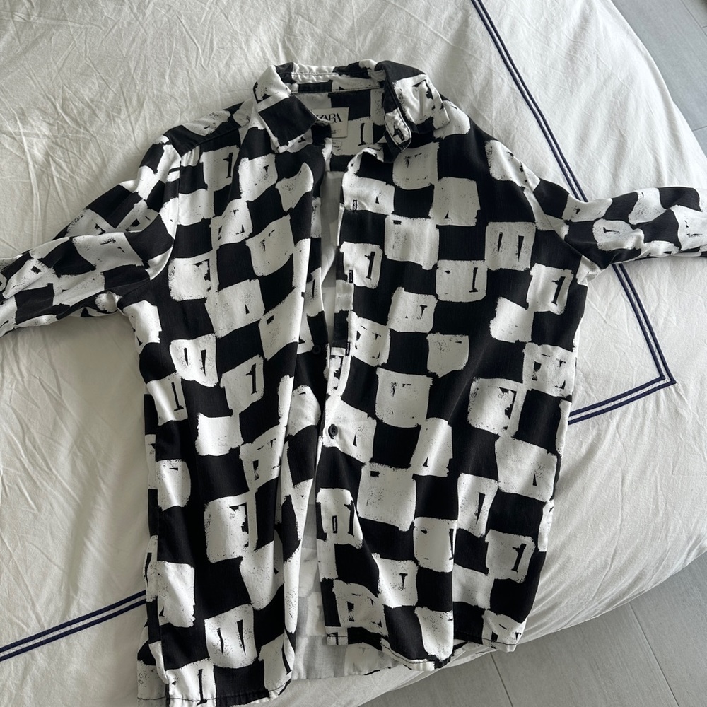 Zara Men’s Black and white long sleeve